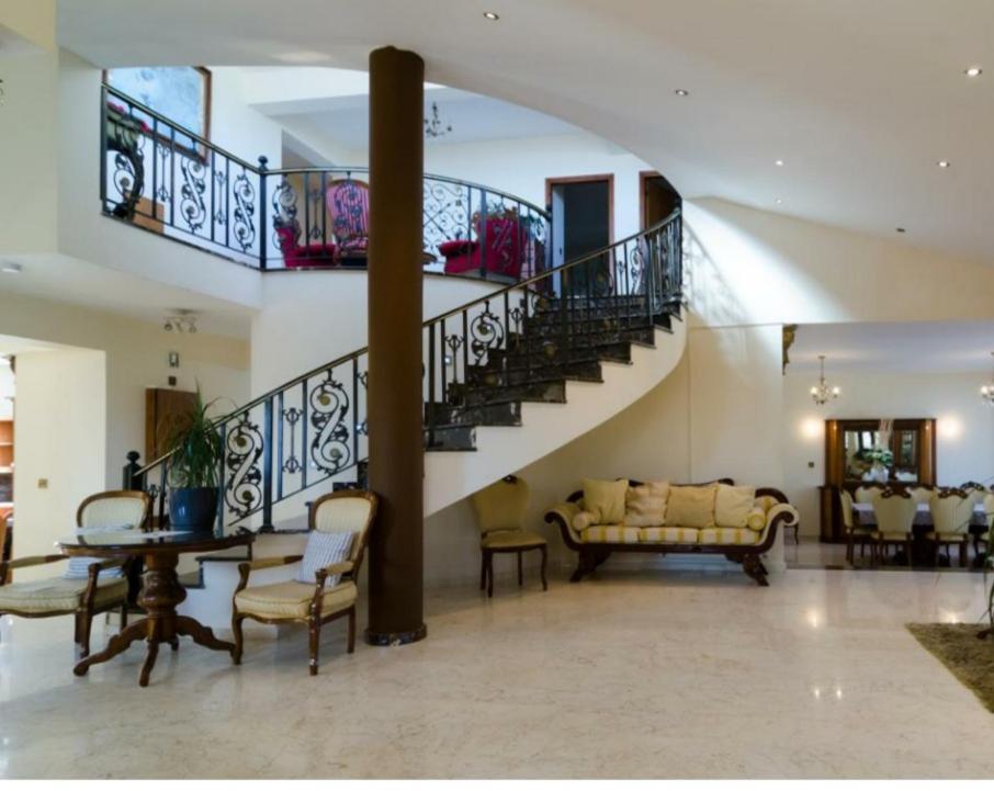 Larnaca Mansion Ideal For 3 Families Or More エクステリア 写真