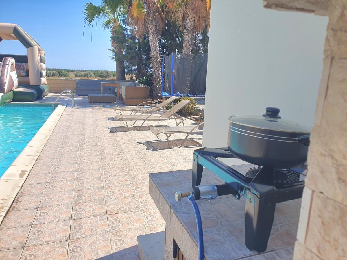 Larnaca Mansion Ideal For 3 Families Or More エクステリア 写真