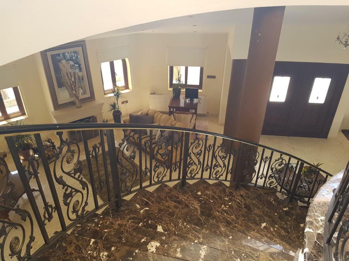 Larnaca Mansion Ideal For 3 Families Or More エクステリア 写真