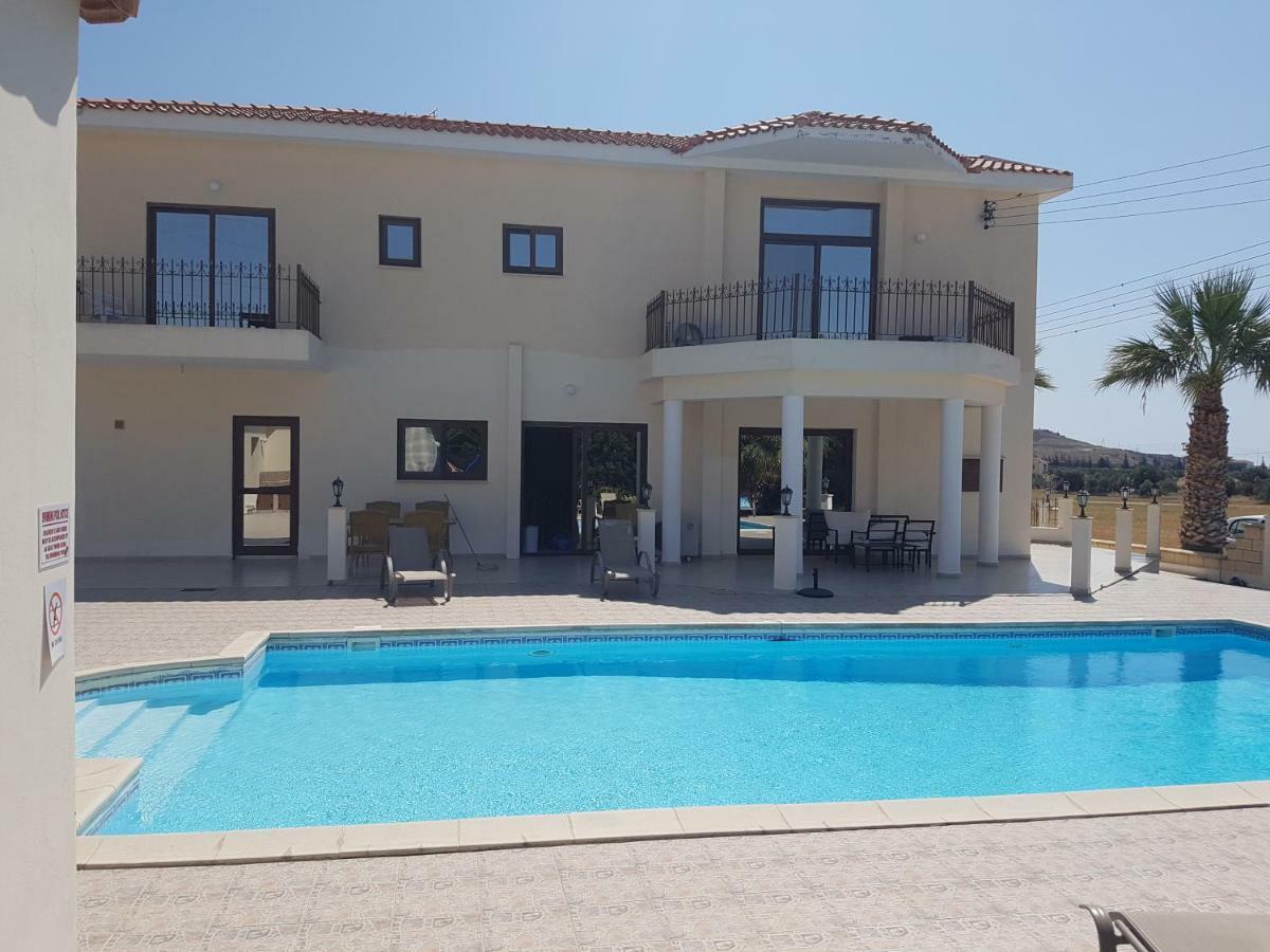 Larnaca Mansion Ideal For 3 Families Or More エクステリア 写真
