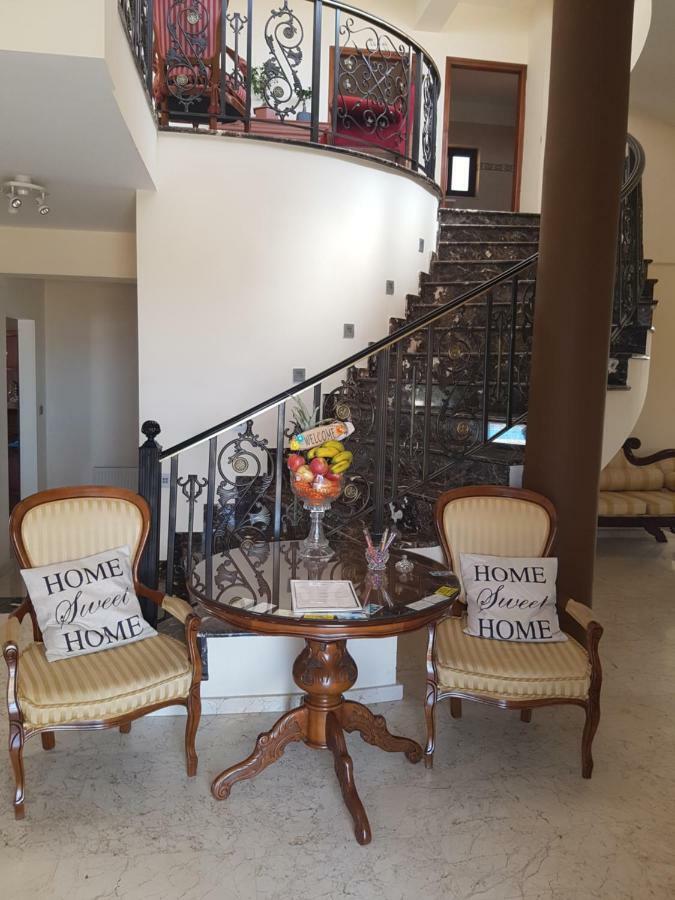 Larnaca Mansion Ideal For 3 Families Or More エクステリア 写真