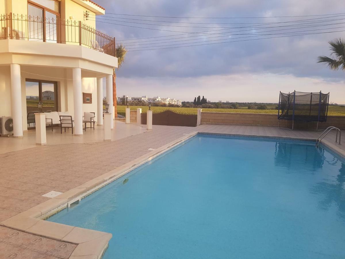 Larnaca Mansion Ideal For 3 Families Or More エクステリア 写真